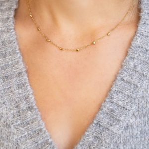Collar de acero con pequeños corazones