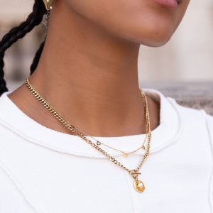 Collar de acero con pequeños corazones