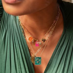 Collar místico con diferentes charms