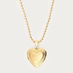 Collar largo de acero con medallón de corazón