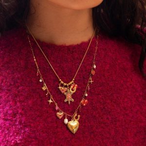 Collar con charms místicos y leopardo