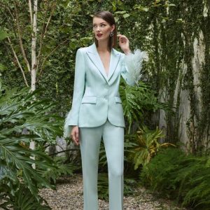 Traje de pantalón con chaqueta de plumas en los puños
