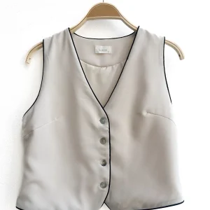 Chaleco y Falda Larga Con Ribetes Contrastantes