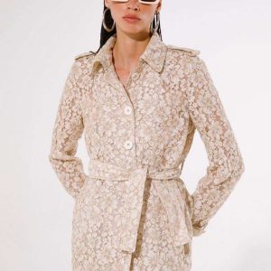 Trench de encaje floral con cinturón