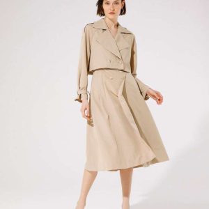 Conjunto de vestido sin mangas y chaqueta corta en beige estilo trench