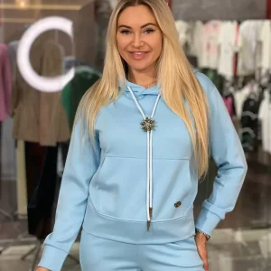 Traje con broche