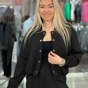 Traje con botones dorados