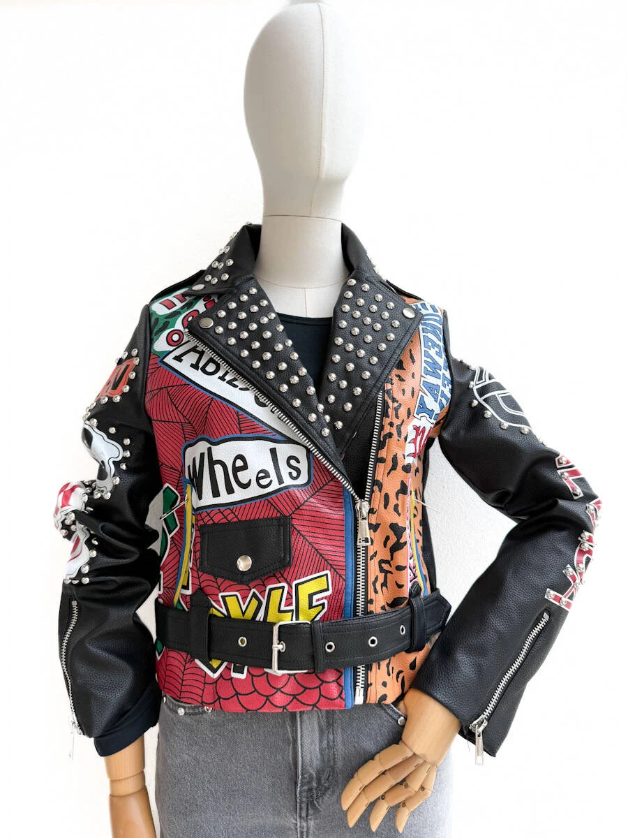 Chaqueta Biker Estilo Punk con Diseño Gráfico y Tachuelas - Imagen 2