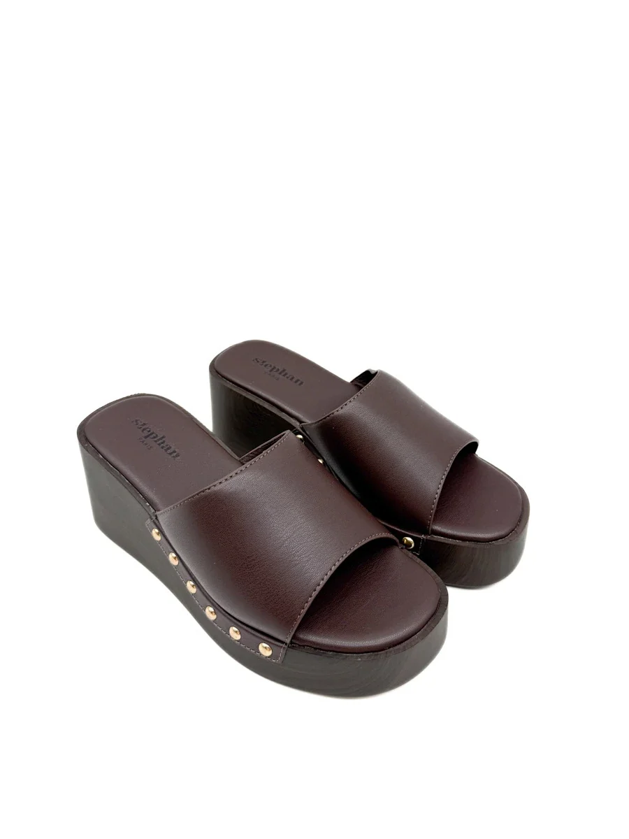 Sandalias de Cuña Tipo Zueco con Plataforma Efecto Madera y Tachuelas - Imagen 4
