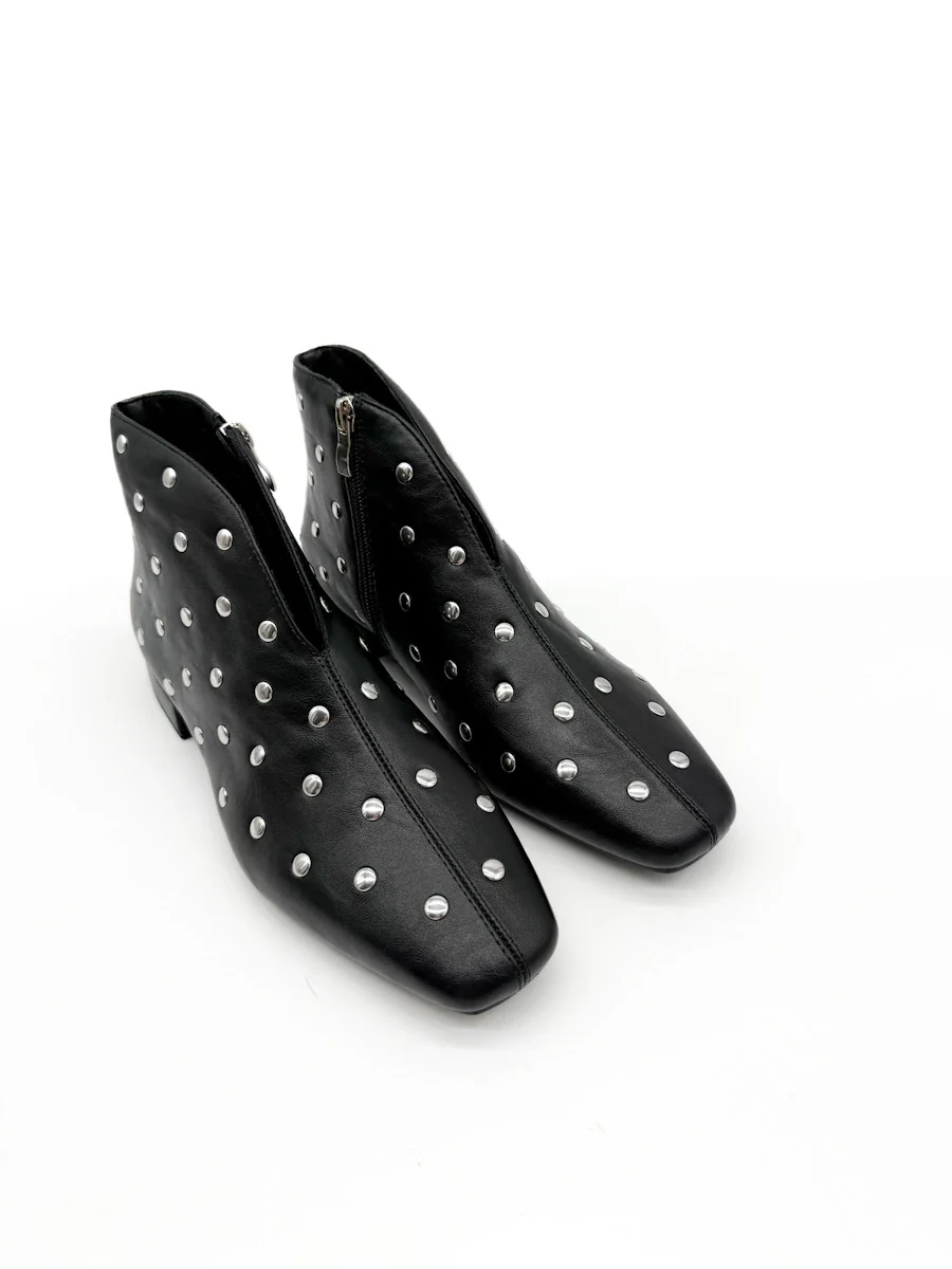 Botines Bajos de Mujer Negros con Tachuelas Plata, Puntera Cuadrada y Cremallera - Imagen 9