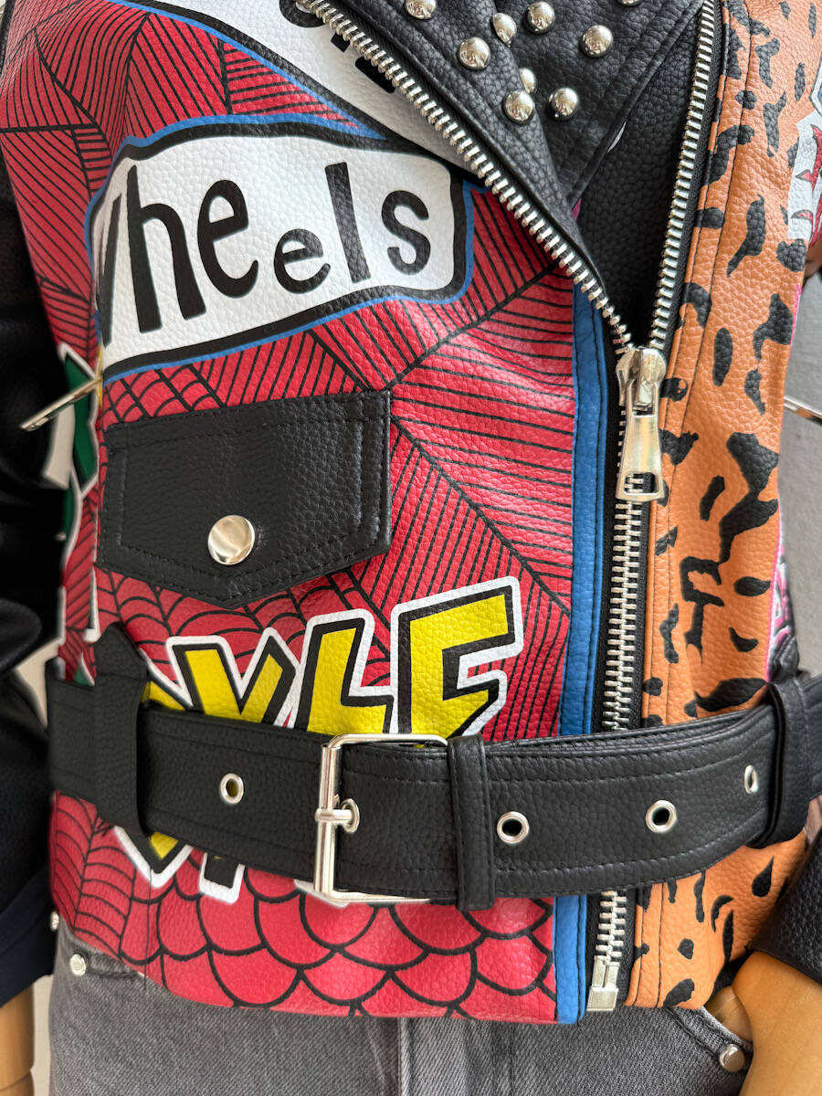 Chaqueta Biker Estilo Punk con Diseño Gráfico y Tachuelas - Imagen 6