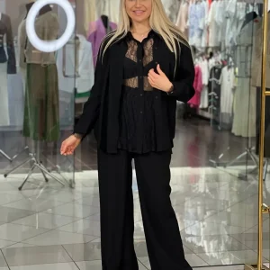 Traje con camisa de encaje