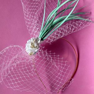 Diadema fina de flores y plumas