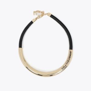 Collar corto tubo efecto piel con metal logo troquelado