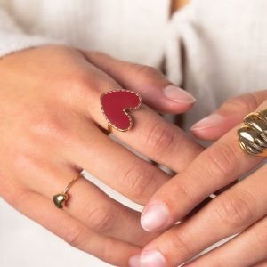 Anillo con corazón color burdeos