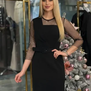 Vestido con piedras en las mangas