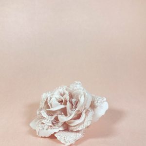 Broche flor con pétalos de encaje