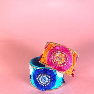 Pulsera ajustable con rosetones de flecos