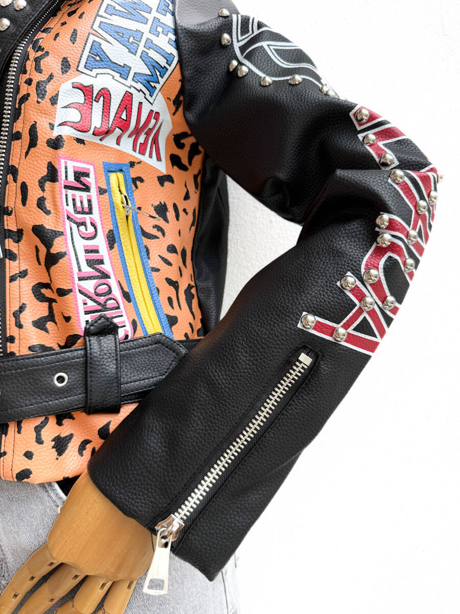 Chaqueta Biker Estilo Punk con Diseño Gráfico y Tachuelas - Imagen 8