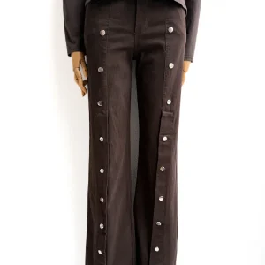 Pantalones Amplios con Botones Laterales — Elegancia Urbana y Detalle Vanguardista