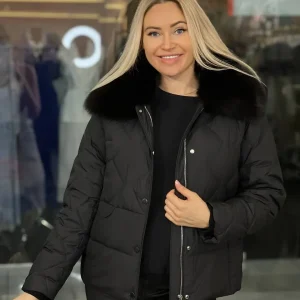 Chaqueta acolchada con cuello de piel