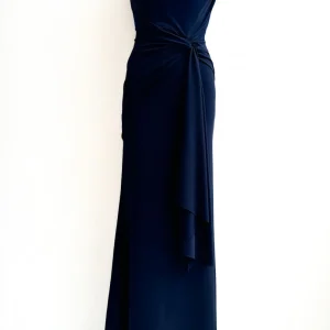 Vestido de Noche con Drapeado Elegante y Abertura en el Escote