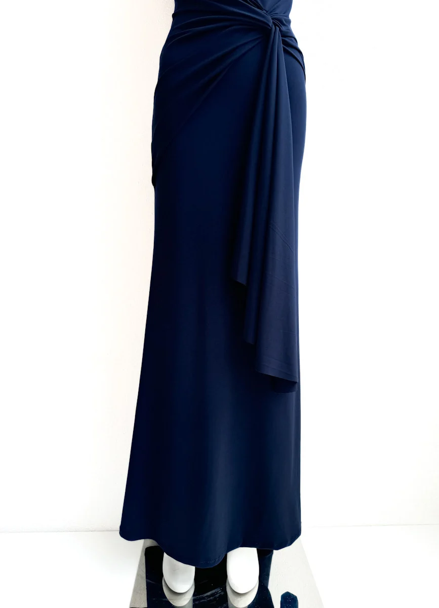 Vestido de Noche con Drapeado Elegante y Abertura en el Escote - Imagen 4