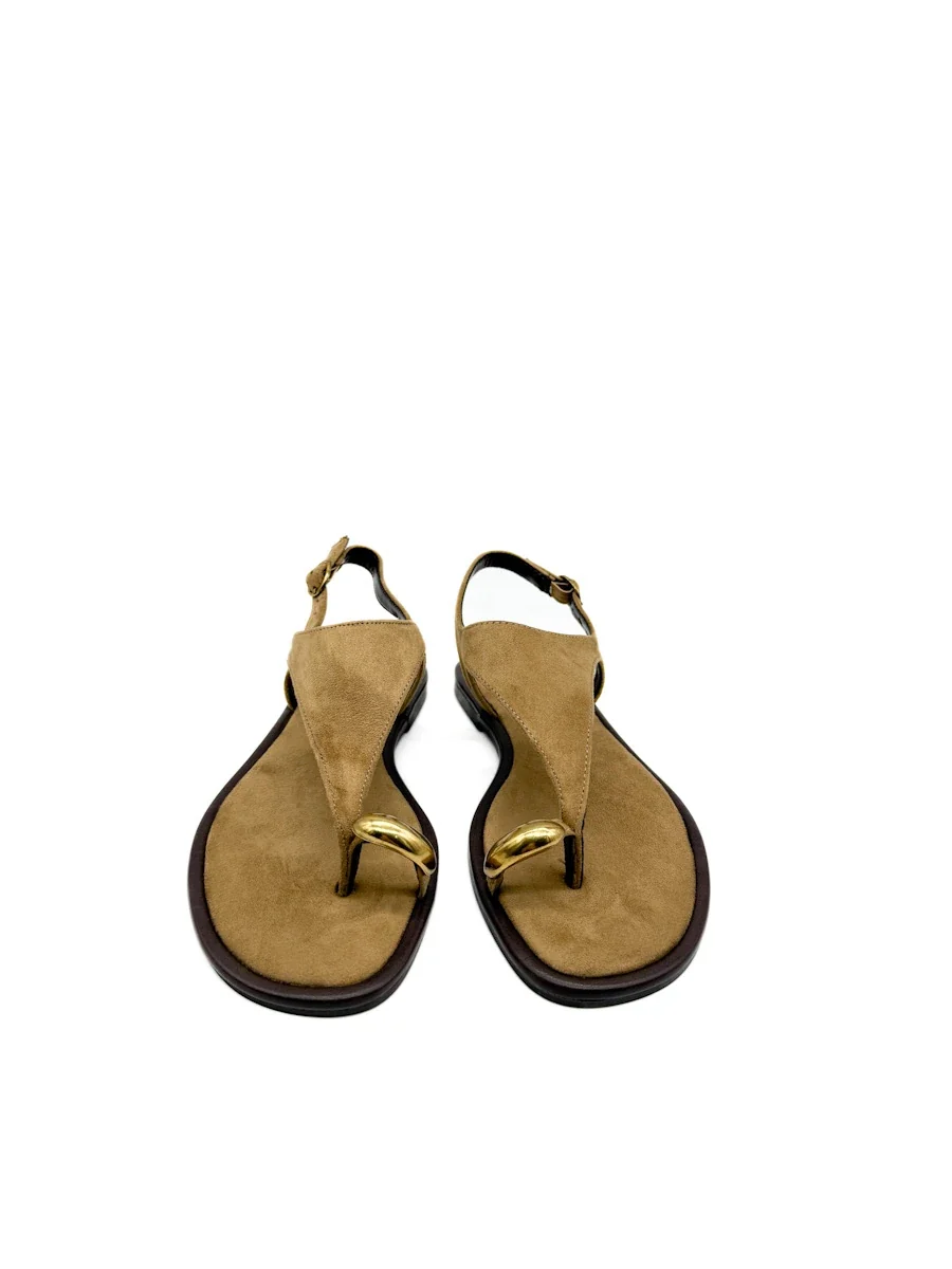Sandalias Minimalista en Ante con Detalle de Anillo Dorado - Imagen 3