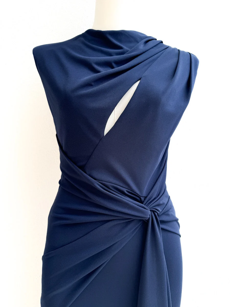 Vestido de Noche con Drapeado Elegante y Abertura en el Escote - Imagen 3