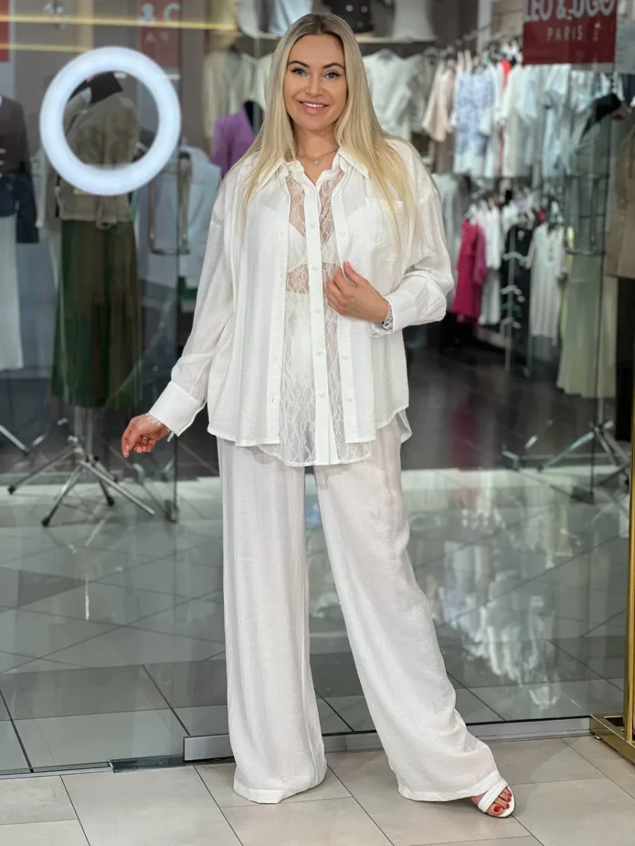 Traje con camisa de encaje - Imagen 3