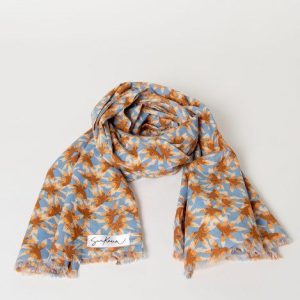 Pañuelo rectangular estampado con flecos cortos