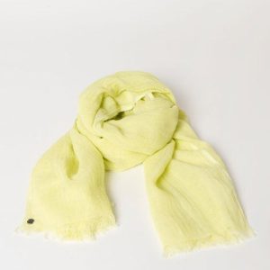Pañuelo rectangular liso con flecos cortos