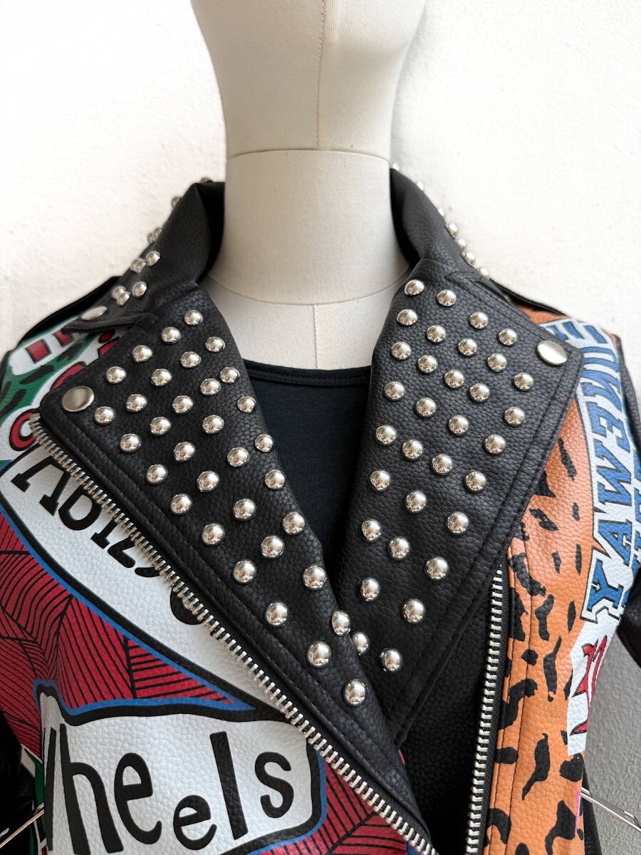 Chaqueta Biker Estilo Punk con Diseño Gráfico y Tachuelas - Imagen 7