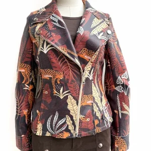 Chaqueta Biker con Estampado Tropical y Leopardo – Diseño Audaz y Moderno