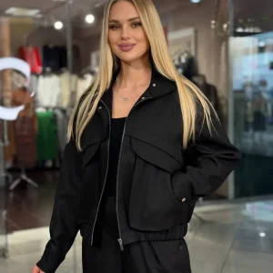 Traje con bolsillos grandes