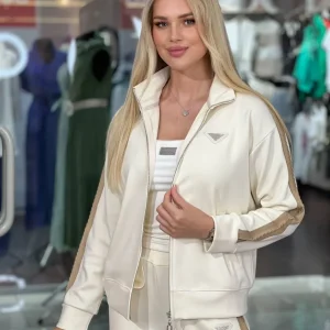 Traje con franjas laterales