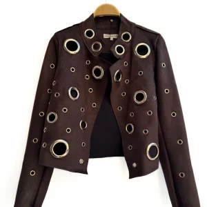 Chaqueta de ante con aros metálicos