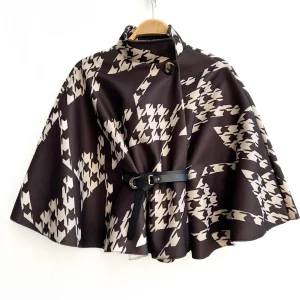 Poncho corta con cinturón y cuello alto