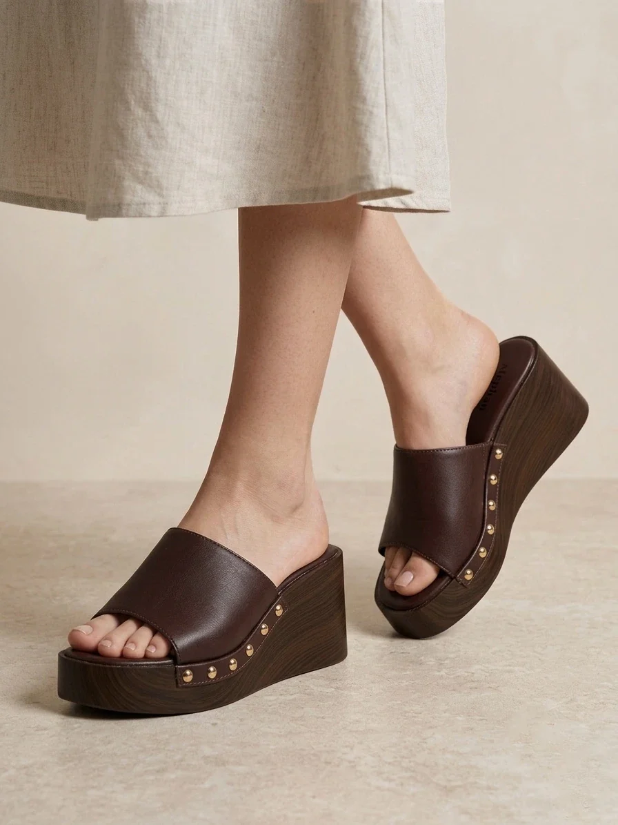 Sandalias de Cuña Tipo Zueco con Plataforma Efecto Madera y Tachuelas - Imagen 3