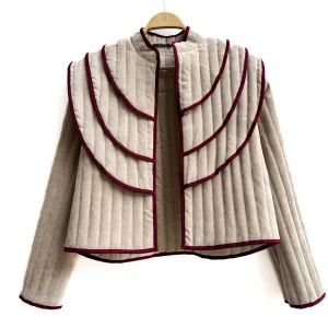Chaqueta Acolchada con Diseño Escalonado en el Hombro