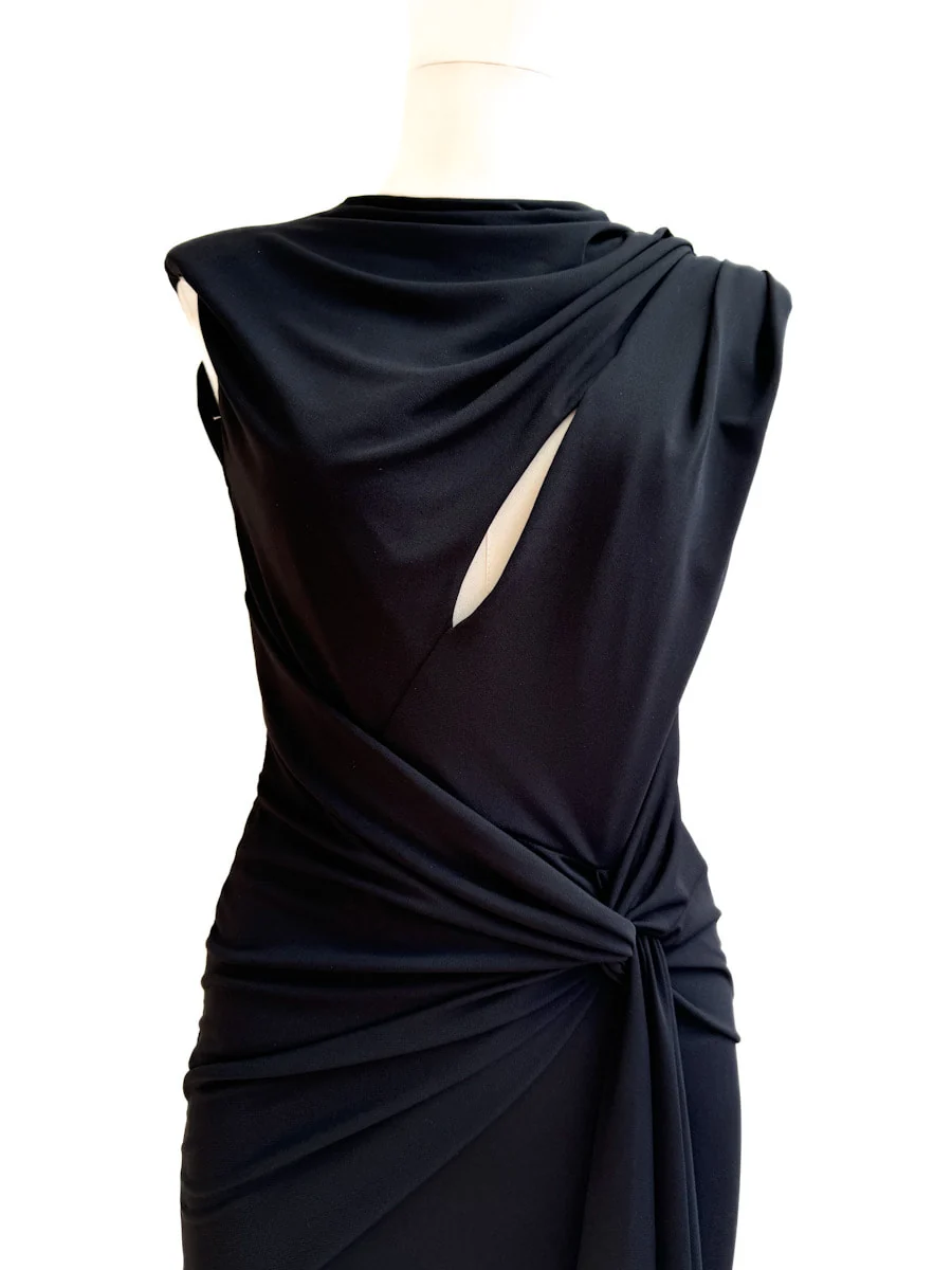 Vestido de Noche con Drapeado Elegante y Abertura en el Escote - Imagen 8