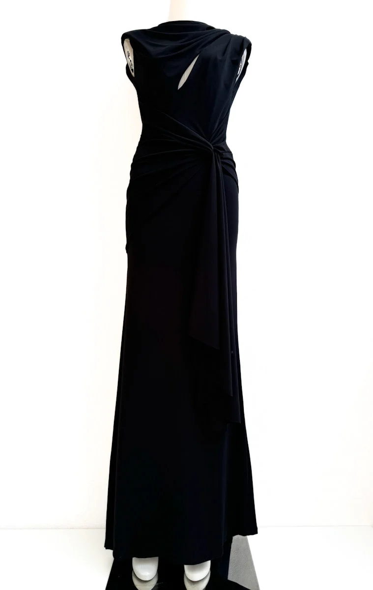 Vestido de Noche con Drapeado Elegante y Abertura en el Escote - Imagen 7