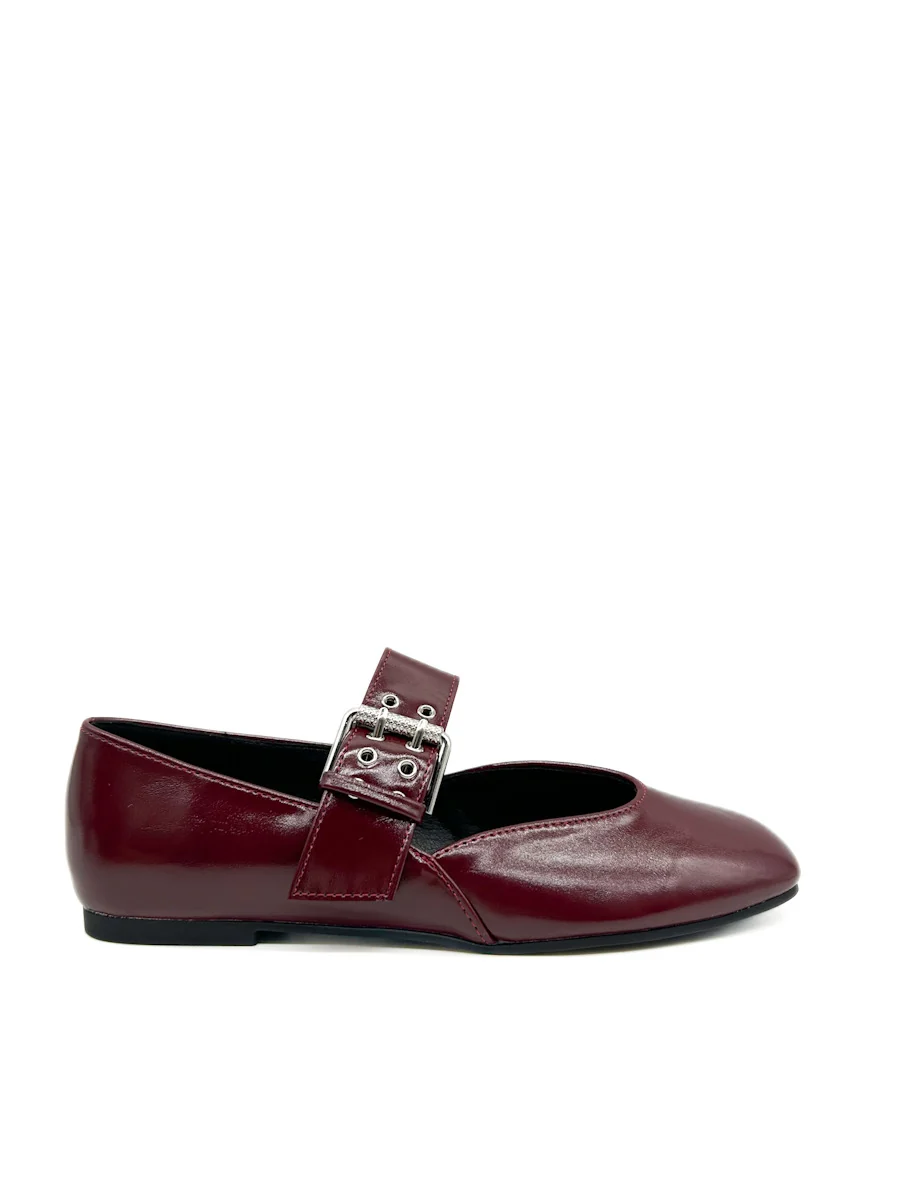 Zapatos planos tipo bailarinas con hebilla metálica decorativa