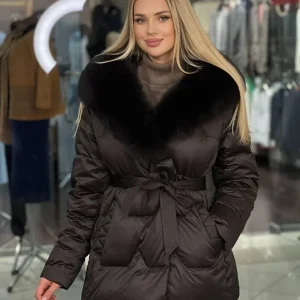 Chaqueta con capucha y relleno de plumón natural