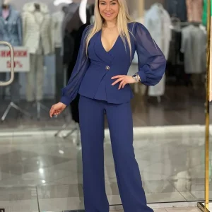 Traje con flor decorativa