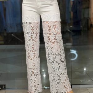 Jeans blancos con flores en el bajo y cinturón de hojas