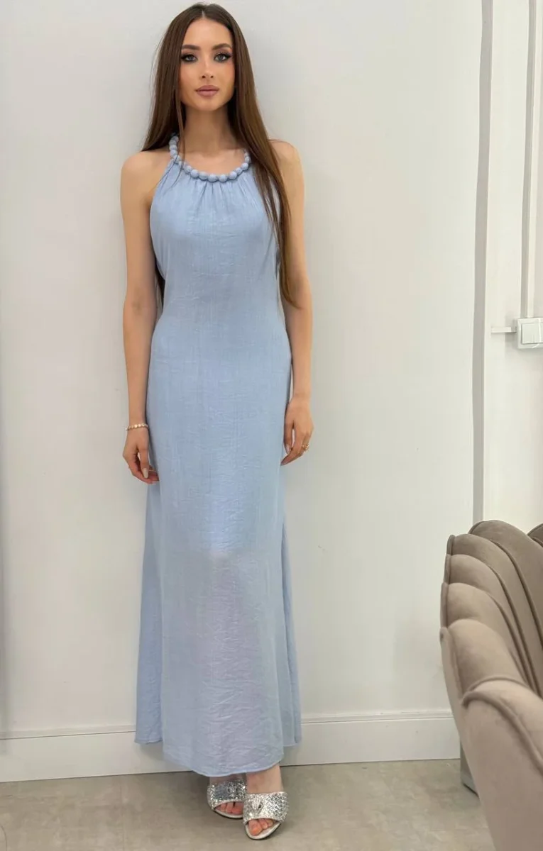 Vestido midi con cinturón y detalle de perlas