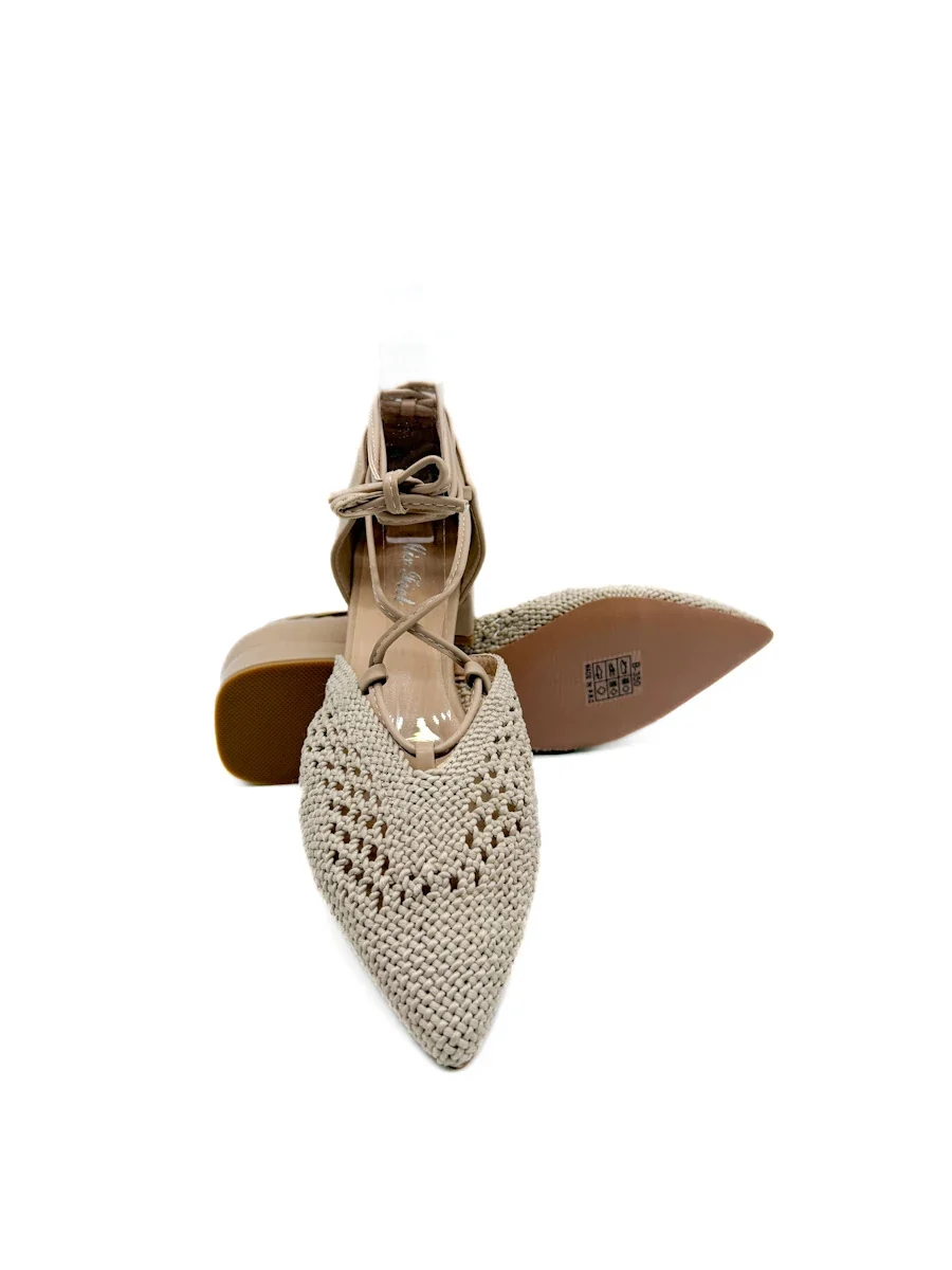 Zapato de tacón bajo con punta trenzada y cintas al tobillo - Imagen 6