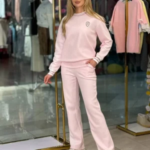 Traje con ribete y escudo