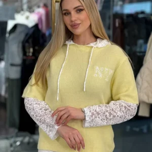 Camisa con capucha y encaje